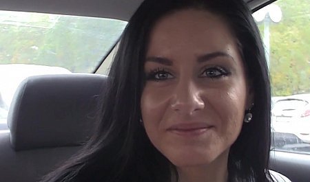 Парни раскрутили на секс горячую брюнетку у нее на квартире