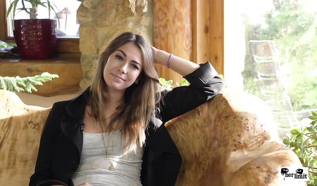 Русская телка трахается в жопу на кастинге с татуированным мужиком в Америке