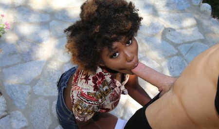 Смуглая мулатка трахается с высоким парнем с большим пенисом