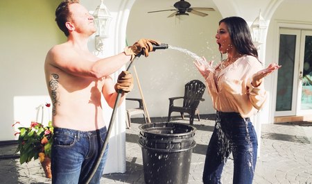 Грудастая бабенка докопалась до садовника и получила горячий член в манду раком