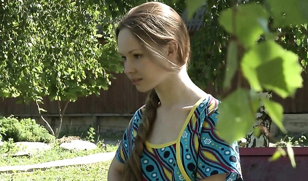 Голая блондинка позирует