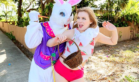 Парень защитил девку от кролика и отжарил милашку на радостях