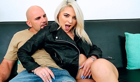 Пышная блондинка соблазняет здоровяка на секс на первом свидании