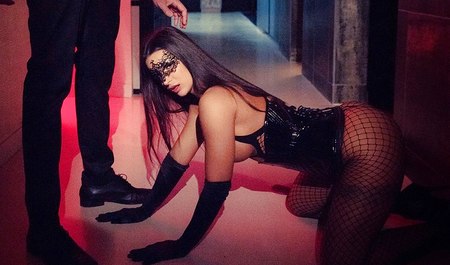 Большегрудая подруга зажала парня вечерком в лучших традициях БДСМ