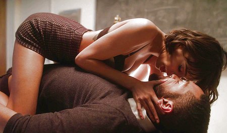 Директор колледжа жестко трахает училку после уроков на столе