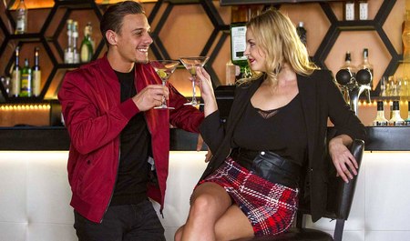 Блонда из Питера подсняла иностранца в баре от души натрахалась с ним в номере