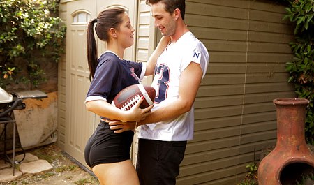 Очаровательная Алина Лопез вместо игры в регби, занимается сексом с другом