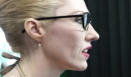 Зрелая училка трахается с молодым ботаником