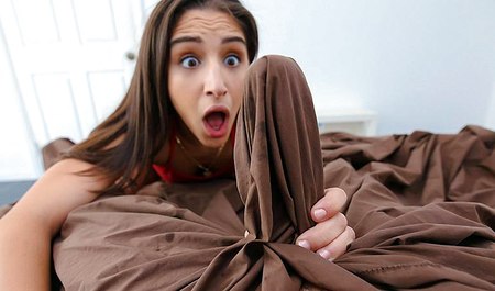 Заметила большой член сводного брата и пососала его с продолжением