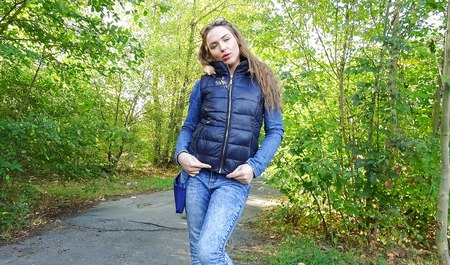 Парень с утра подснял телку-туристку и отжарил в ближайших кустах