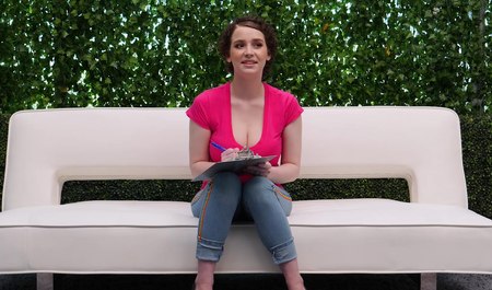 Девушка с большой грудью и кудряшками впервые занимается межрасовым сексом на кастинге