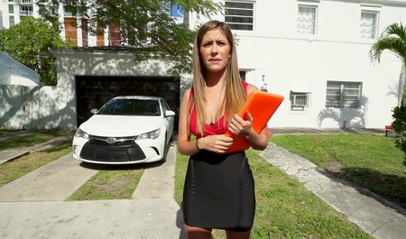 Лысый парень подвез грудастую учительницу и по дороге трахнул ее за деньги