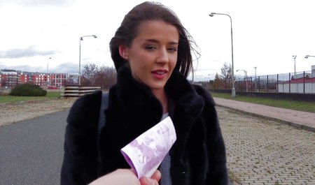 Парень за бабки просит девушку показать грудь и заняться сексом в машине