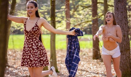 Две молодые девушки пошли в рощу за ягодами, а вернулись, чтобы заняться лесбийским сексом