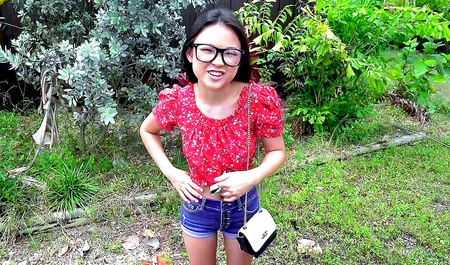 Парни подвозят симпатичную азиатку и занимаются с ней межрасовым порно в микроавтобусе