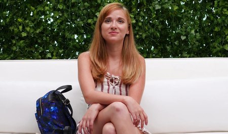 Новая модель классно сосет член и раздвигает ноги на эротическом кастинге