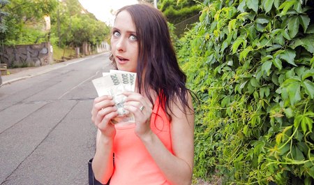 Турист соблазняет местную девушку на секс в кустах приличными бабками