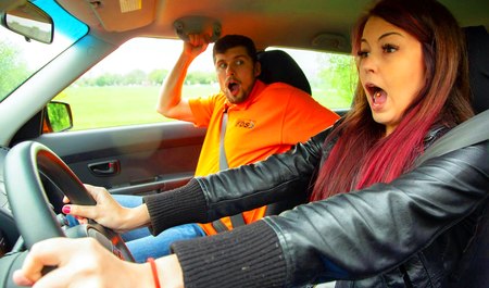 Чешка Синди Шайн учится водить машину и трахаться с инструктором в посадке