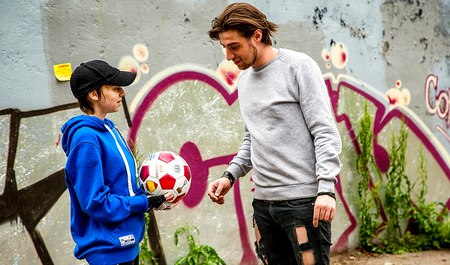 Турист хотел снять русского парня, но занялся сексом с девушкой на природе