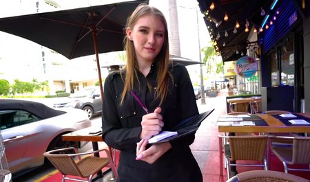 Подснял девушку в уличном кафе и занялся с ней сексом дома