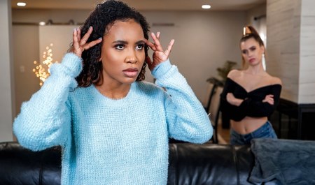 Мулатка навестила шумную соседку и занялась с ней межрасовым лесбийским сексом