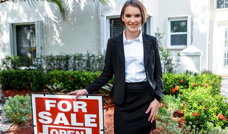 Лысый мужик пришел смотреть квартиру, а вместо этого трахнул риэлтершу