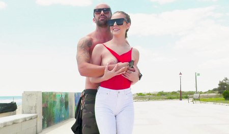 Поджарый мужик трахается с фитоняшкой на свежем воздухе