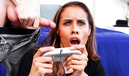 Пасынок научил мачеху сосать член и играть в консоль одновременно