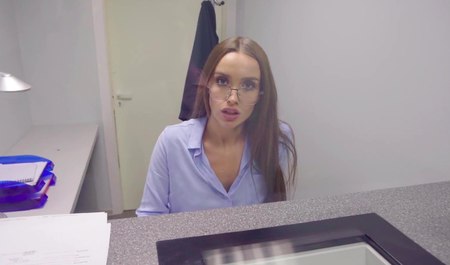 Кассирша сбера сосет член клиенту за процент от полученной суммы