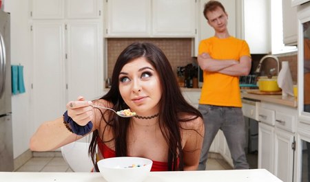 Стырила чужую хавку - отсосала член ее хозяина