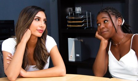 Прелестная студентка соблазнила на лесбийский секс негритянку-абитуриентку в библиотеке