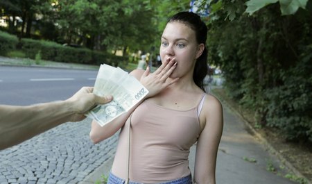 Девушка ждет автобуса, но соглашается перепихнуться за евро