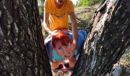 Рыжая подруга с большой задницей гуляет по округе и трахается с бойфрендом где придется