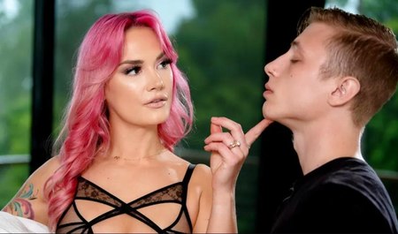 Мачеха с розовыми волосами занимается сексом с пасынком перед свиданием