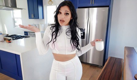 Грудастая латинка-мачеха дает трахать себя пасынку