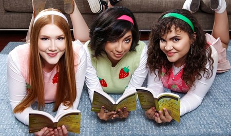 Девушки из колледжа развлекаются групповым лесбийским порно перед экзаменом