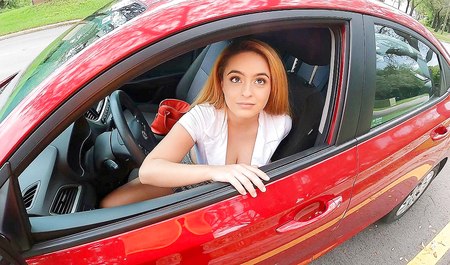 Дорожный рабочий раскрутил дамочку на тачке на секс под мостом