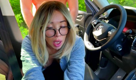 Мачеха застала пасынка за дрочкой и помогла кончить минетом и догги-стайл