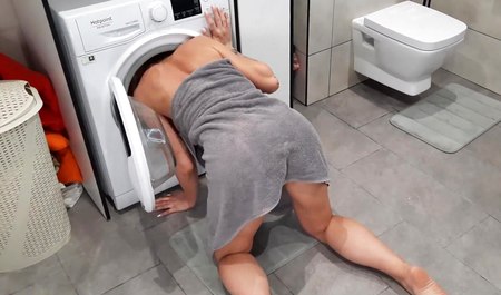 Жена застряла головой в стиралке и лишилась через это анальной девственности