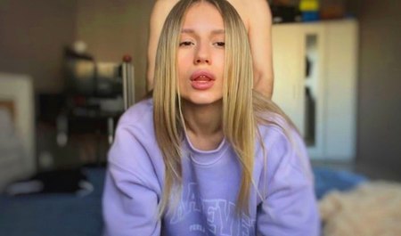 Блондинка Аллиника показала свое тело и помогла другу кончить...