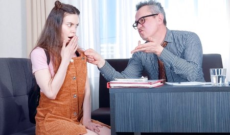 Студентка занимается сексом со старым преподавателем ради  допуска к экзаменам