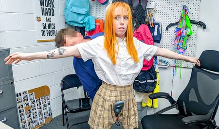 Охранник Рион Кинг вместо огурцов трахает рыжую воровку своим пенисом