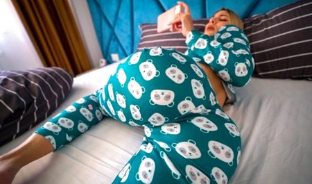 Сводный брат трахает сестрицу за дрочку под порно