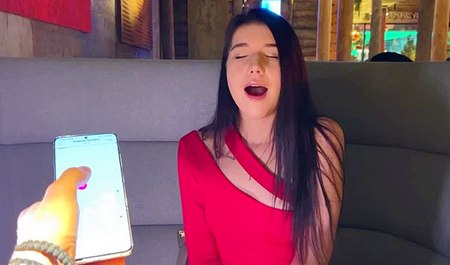 Джолли Батт мастурбирует под столом на свидании с другом