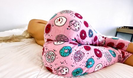 Застал мачеху за дрочкой и помог ей классно кончить