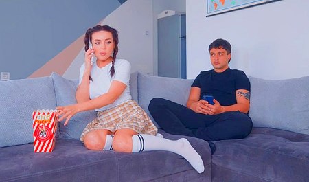 Я по случаю поимел сводную сестру, пока та разговаривала с новым другом