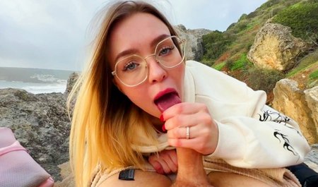 Лис Эванс с приятелями и подругой занимается групповухой на диком пляже