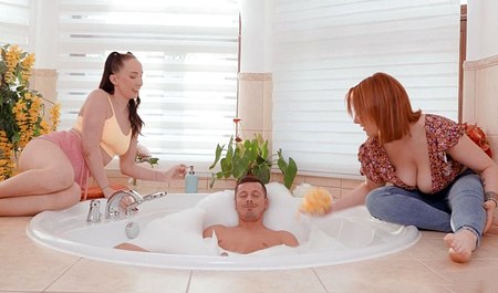 Трахает сразу двух подруг, но ни разу не жалуется...