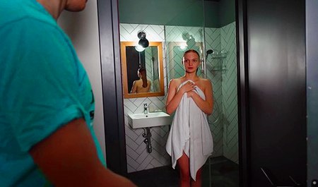 Подсмотрел за сводной сестрой под душем  и там же отодрал ее