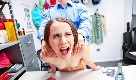 Охранник магазина жучит магазинную воровку в своем кабинете